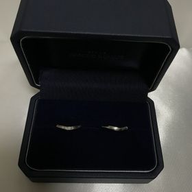 【銀座ダイヤモンドシライシの口コミ】 婚約指輪と一緒に着けられるように、デザインはウェーブにしました。
セッ…