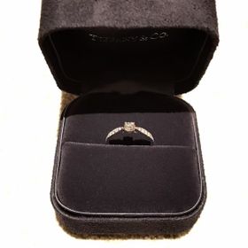 【ティファニー(Tiffany & Co.)の口コミ】 派手すぎず、華やかなデザインです。
大きなダイヤモンドがついていたり、…