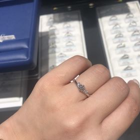 【銀座ダイヤモンドシライシの口コミ】 指輪一つ一つに名前がついていて、この指輪のエンジェルラダーという名前…