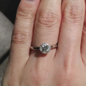 【アイプリモ(I-PRIMO)の口コミ】 クラシカルでシンプルなデザインが上品な印象があるリングです。中央のダ…