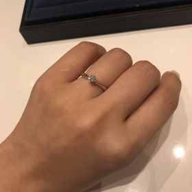 【4℃ BRIDAL(ヨンドシーブライダル)の口コミ】 王道の一石タイプで、まさに「ザ・婚約指輪」という感じがありつつも、ウ…