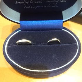 【Something Blue(サムシングブルー)の口コミ】 可愛いデザインが選べて満足です
曲線のデザインでダイヤモンドがついてい…