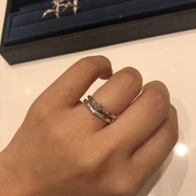 【4℃ BRIDAL(ヨンドシーブライダル)の口コミ】 重ね付けできるように作られているだけあって、婚約指輪と結婚指輪が隙間…