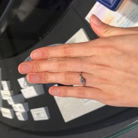 【銀座ダイヤモンドシライシの口コミ】 ウェーブのデザインと可愛い名前に惹かれて試着しました。アシンメトリー…