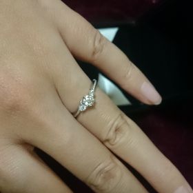 【エクセルコダイヤモンド(EXELCO DIAMOND)の口コミ】 なだらかなウェーブと、メインダイヤの両隣のメレダイヤのデザイン、ミル…