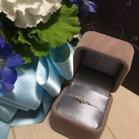 【アッシュペーフランス(H.P.FRANCE)の口コミ】 細身で石があまり出っぱってないデザインを探していた。リング部分がかな…