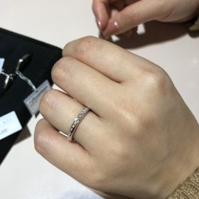 【TRECENTI(トレセンテ)の口コミ】 王道のストレートリングに、小さなメレダイヤモンドが斜めに入っていて、…
