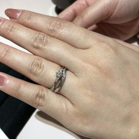 【TRECENTI(トレセンテ)の口コミ】 シンプルかつ目を引くデザインが特徴的でどのデザインにも指輪にあしらわ…