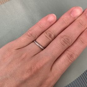 【ラザール ダイヤモンド(LAZARE DIAMOND)の口コミ】 ダイヤが直線ではなく、斜めに回転するように配置されているので派手すぎ…