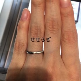 【俄(にわか)の口コミ】 半分にダイヤが入っており、少し珍しいデザインかと思います。外側はダイ…