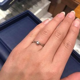 【銀座ダイヤモンドシライシの口コミ】 デザインは様々な形のものを見せていただいたが、ストレートでシンプル、…