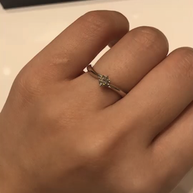 【4℃ BRIDAL(ヨンドシーブライダル)の口コミ】 他のブランドでVラインのもの、ストレートラインのものも見たりしましたが…