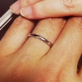 【アイプリモ(I-PRIMO)の口コミ】 結婚指輪のため普段使いできるシンプルなデザインで、着用時に違和感がな…