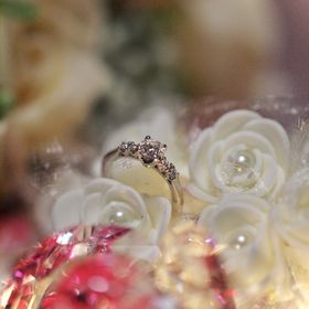 【ラザール ダイヤモンド(LAZARE DIAMOND)の口コミ】 このデザインは自分が真正面から眺めるだけでなくふとした瞬間に周囲から…