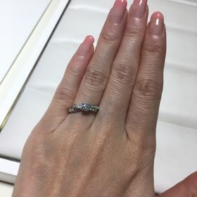 【シャネル(CHANEL)の口コミ】 他と被らないデザインです。リボンで甘いのかと思いきや、エッジがフラッ…