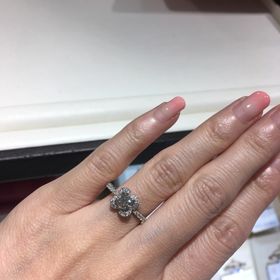 【モニッケンダム(MONNICKENDAM)の口コミ】 華やかでゴージャスなデザインです。カッターズブランドらしく、センター…