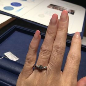 【銀座ダイヤモンドシライシの口コミ】 左右非対称のデザインで繊細な感じのリングでした。センターダイヤモンド…