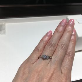 【俄(にわか)の口コミ】 茜というデザイン名のリングでした。なかなか見かけないデザインで、セン…