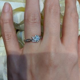 【ジュエリー東京の口コミ】 友人の紹介で見に行ってみようと来店したのがきっかけでした。指輪は一緒…