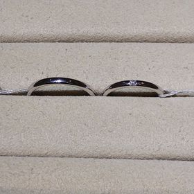 【TRECENTI(トレセンテ)の口コミ】 細身のストレートで王道な結婚指輪で、アレルギーが出にくい素材のものを…