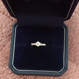 【銀座ダイヤモンドシライシの口コミ】 最初にネットでこの指輪を拝見しデザインが可愛くて一目惚れしました。
お…