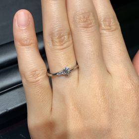 【ラザール ダイヤモンド(LAZARE DIAMOND)の口コミ】 他の店舗よりリングの価格はやや高めでしたが左右非対称なデザインが可愛…