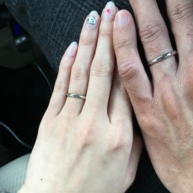 【銀座ダイヤモンドシライシの口コミ】 シンプルで何年もつけ心地が良いとゆうのと、標準より少し細めなデザイン…