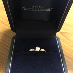 【銀座ダイヤモンドシライシの口コミ】 結婚指輪がシンプルな物なので、婚約指輪は少し変わったデザインにしつつ…
