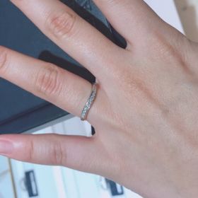 【ROYAL ASSCHER(ロイヤル・アッシャー)の口コミ】 白く上品な輝きであるダイヤモンドの存在感を意識したシンプルなデザイン…