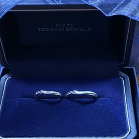 【銀座ダイヤモンドシライシの口コミ】 細めのデザイン希望で、V字型やウェーブ等で悩みましたが、いくつか試着さ…