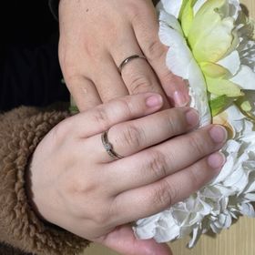 【Preuve(プルーヴ)の口コミ】 婚約指輪と合わせても違和感ないものです。
カラーもゴールドとブラックシ…