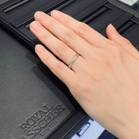 【ROYAL ASSCHER(ロイヤル・アッシャー)の口コミ】 ストレートのデザインで斜めにダイヤが配置されています。ダイヤ自体は大…