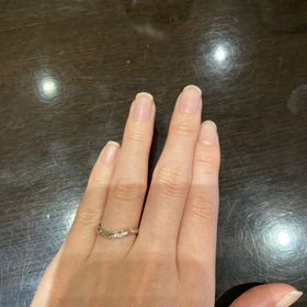 【ケイウノ ブライダル(K.UNO BRIDAL)の口コミ】 波うっているデザインにピンクゴールドがスッとひとすじ入っており、シン…