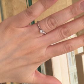 【Mariage ent(マリアージュエント)の口コミ】 メレダイヤの流れるようなウェーブラインが綺麗ですし、指の形にも合って…