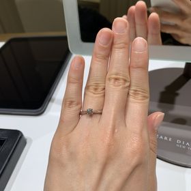 【ラザール ダイヤモンド(LAZARE DIAMOND)の口コミ】 立て爪リングでダイヤモンドが際立ち、七色にギラギラ輝く指輪です。つけ…