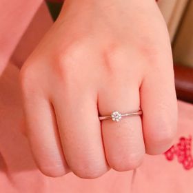 【ROYAL ASSCHER(ロイヤル・アッシャー)の口コミ】 指輪のデザインは、シンプルなものから華やかなものまで幅広くあります。…
