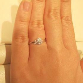 【CHARMY(チャーミー)の口コミ】 柔らかい印象のあるリングであり、指に着けると包み込むような感じです。…