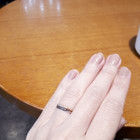 【agete(アガット)の口コミ】 細くてシンプルでなデザインの婚約指輪を探していて見つけました。好きな…
