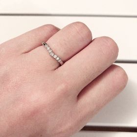 【ケイウノ ブライダル(K.UNO BRIDAL)の口コミ】 ケイウノのディズニーシリーズの白雪姫モチーフの結婚指輪です。白雪姫の7…