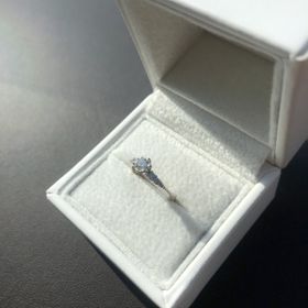 【AFFLUX(アフラックス)の口コミ】 脇石があるデザインのものを探していたところ、こちらの指輪と出会いまし…