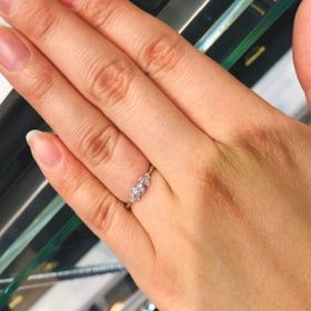 【GALA JEWELRY(ガラジュエリー)の口コミ】 最初は中央に一つダイヤがあるリングを探していましたが、色々と試着する…