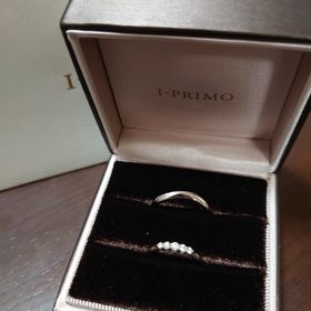 【アイプリモ(I-PRIMO)の口コミ】 ハーフエタニティがいいと思っていましたが、意外と隣の指にダイアが当た…