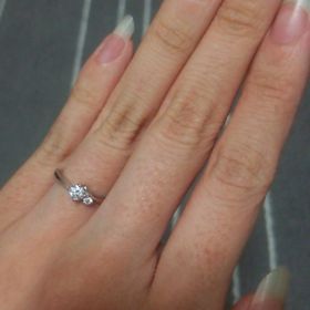 【4℃ BRIDAL(ヨンドシーブライダル)の口コミ】 個人的に大きな一粒のダイヤやエタニティなどでは婚約指輪らしいものの在…