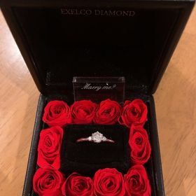 【エクセルコダイヤモンド(EXELCO DIAMOND)の口コミ】 当初は、一石のみのデザインで検討してましたが、悩んだ末にサイドに二石…