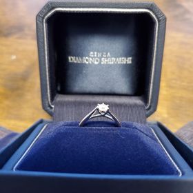 【銀座ダイヤモンドシライシの口コミ】 婚約指輪は、プロポーズリングで頂きました。その後、デザインを選びまし…