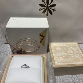 【VANillA(ヴァニラ)の口コミ】 ダイヤに向かってリングが細くなっていて、ダイヤと両側のピンクサファイ…