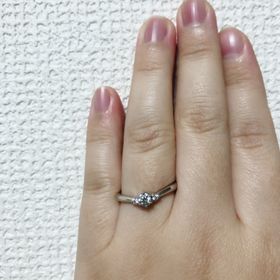 【ラザール ダイヤモンド(LAZARE DIAMOND)の口コミ】 v字のメレダイヤ付きで探していたところラザールダイヤモンドさんのお店を…