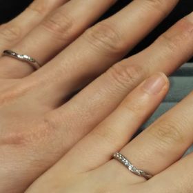 【ケイウノ ブライダル(K.UNO BRIDAL)の口コミ】 つながれた手がモチーフとなったかざりが、丸っこくやさしいワンポイント…