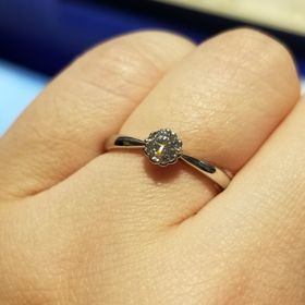 【ヴァンドーム青山(VENDOME AOYAMA)の口コミ】 なん店舗か結婚指輪を見ましたが、お花の形のものは無かったのでとても可…