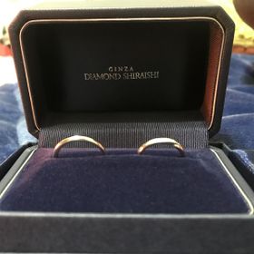 【銀座ダイヤモンドシライシの口コミ】 デザインで決めました。もともと指が短くて太いのでなるべく細く、長く見…